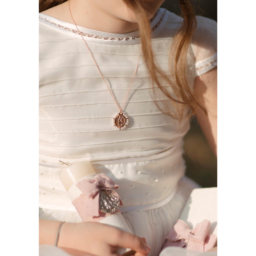 Medalla Virgen de Guadalupe con marco de perlas