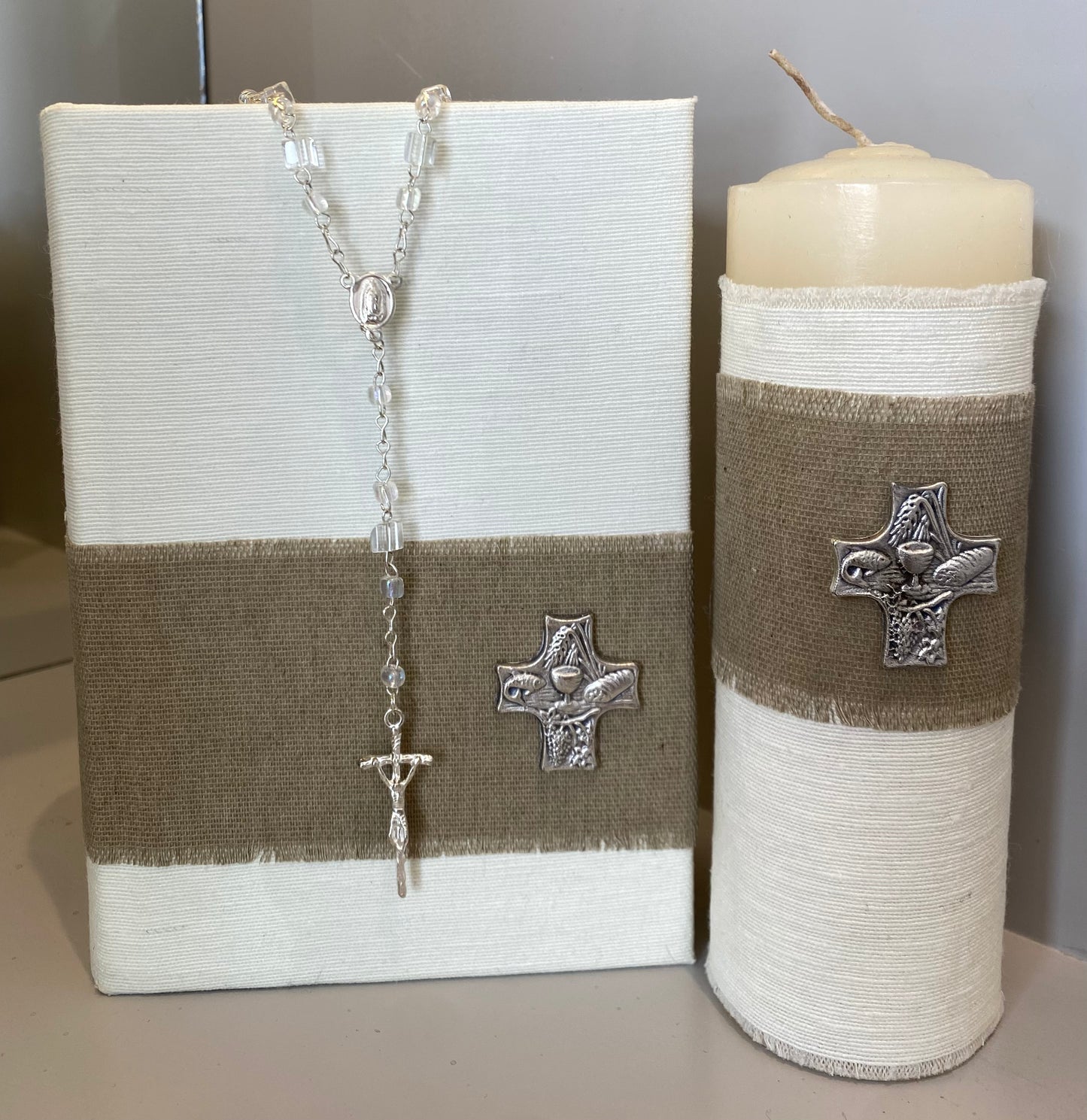 Biblia y vela para Primera Comunión
