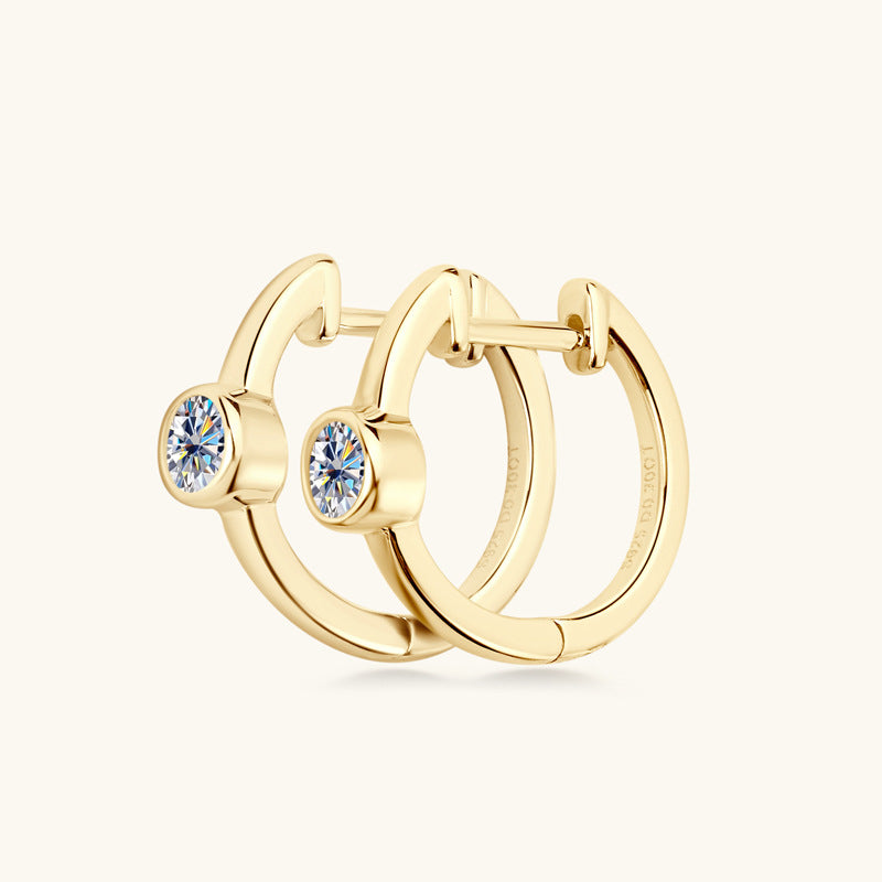 Aretes arracada de rodio con cierre de clip y Moissanita de 0.3 ct con montura de bisel