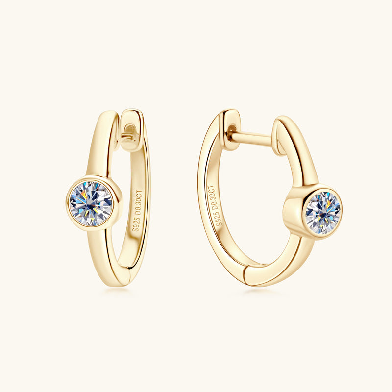Aretes arracada de rodio con cierre de clip y Moissanita de 0.3 ct con montura de bisel