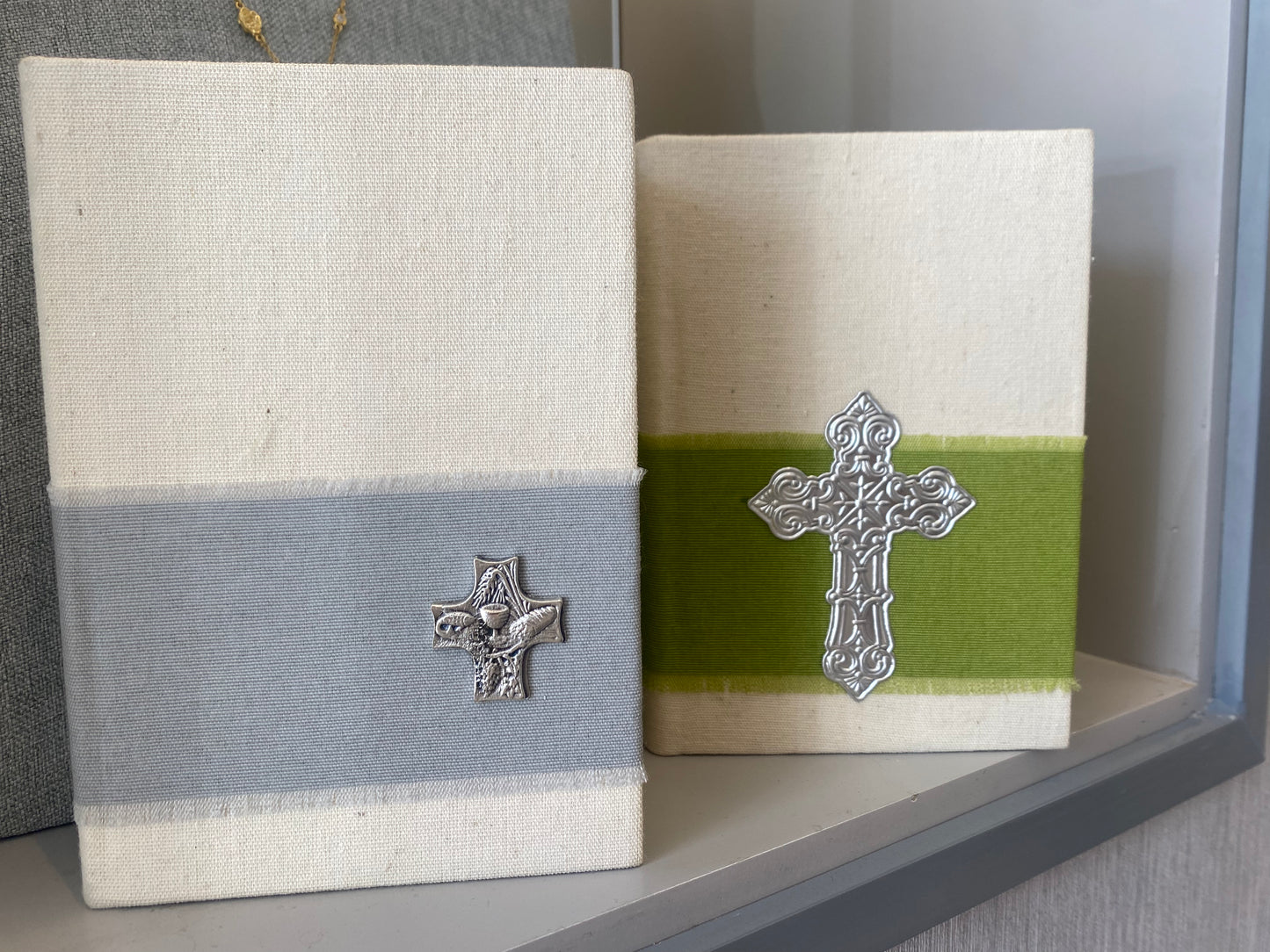Biblia y vela para Primera Comunión