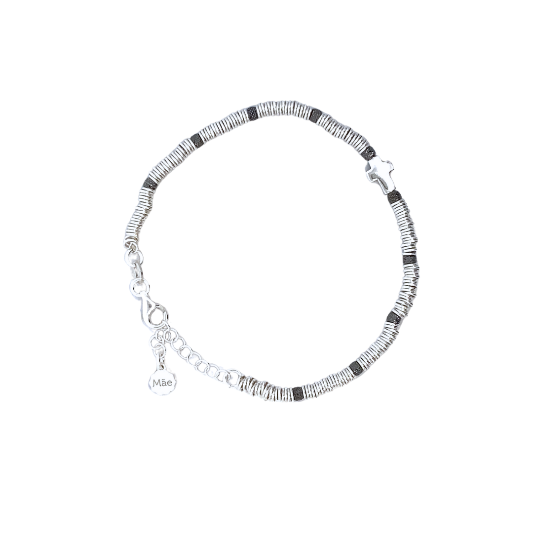 Pulsera de argollas con mini cruz y cuentas negras