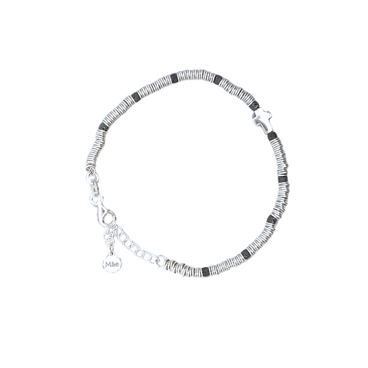 Pulsera de argollas con mini cruz y cuentas negras