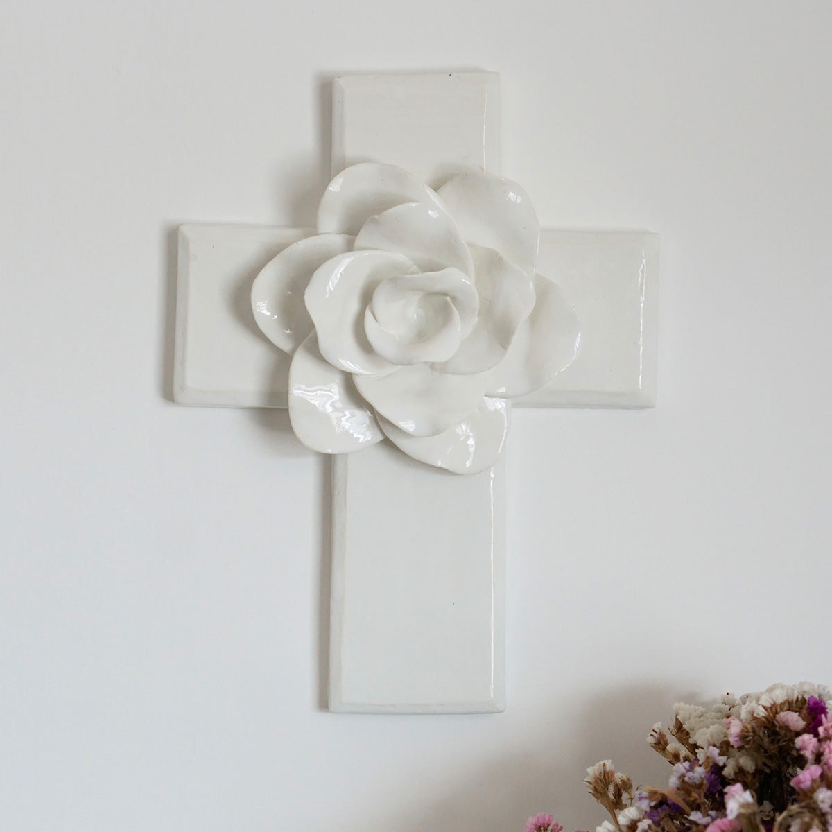 Cruz de cerámica con flor al centro