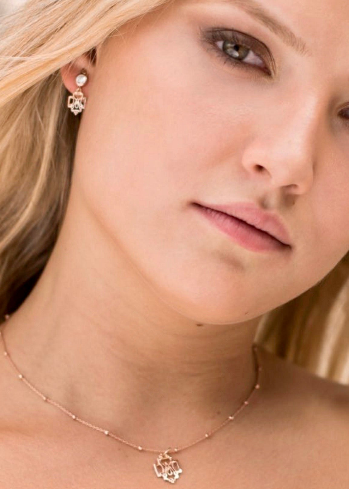 Aretes Cruz Anagrama de María con Circonias