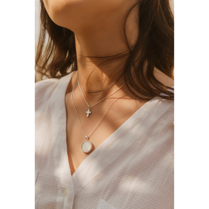 Cruz madre perla con circonia