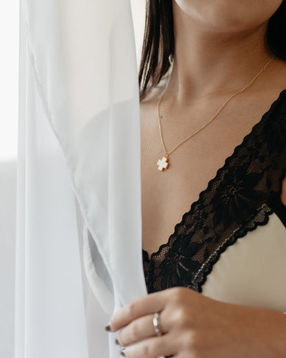 Cruz madre perla en cadena