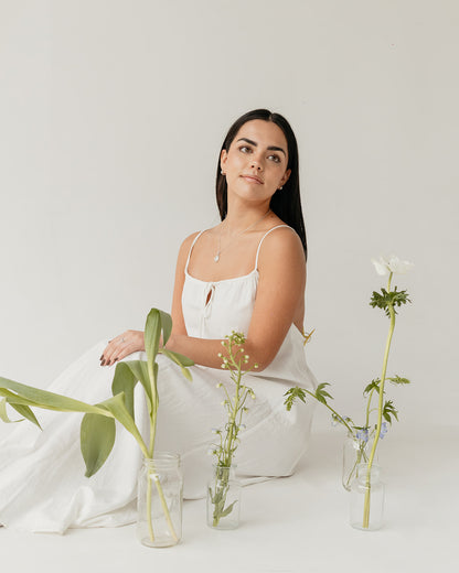 Aretes arracada de rodio tipo huggies con Solitaire Halo de Moissanita de 0.5 ct