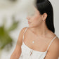 Aretes arracada de rodio tipo huggies con Solitaire Halo de Moissanita de 0.5 ct