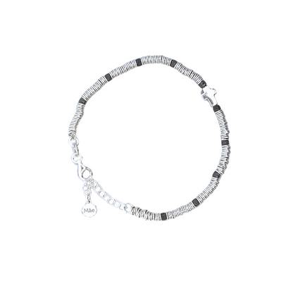 Pulsera de argollas con mini cruz y cuentas negras