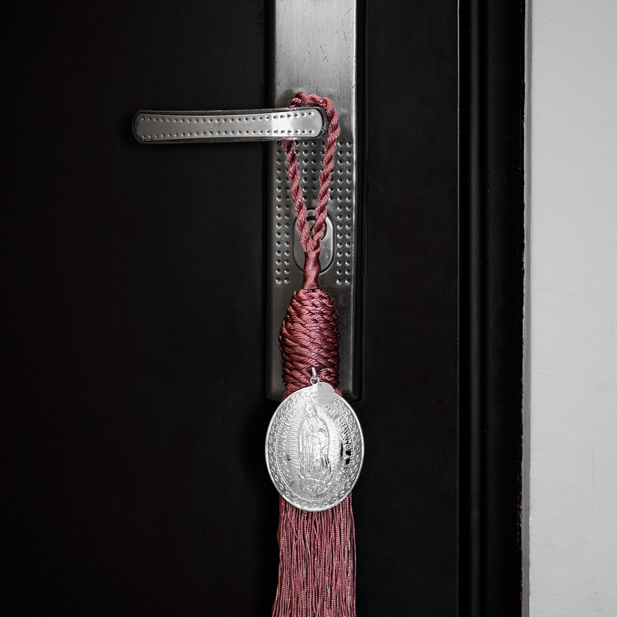 Bendición para la puerta del hogar con medallón de La Virgen de Guadalupe