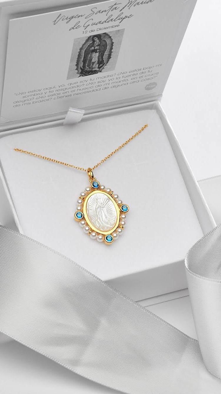 Medalla Virgen de Guadalupe madre perla con marco de perlas y circonias
