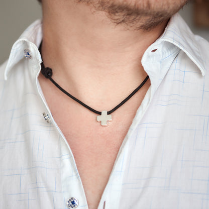 Cruz lisa de plata en cordiño